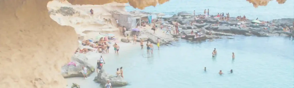 Beste Orte in Spanien zum Auswandern mit Kindern - Baden am Strand von Spanien