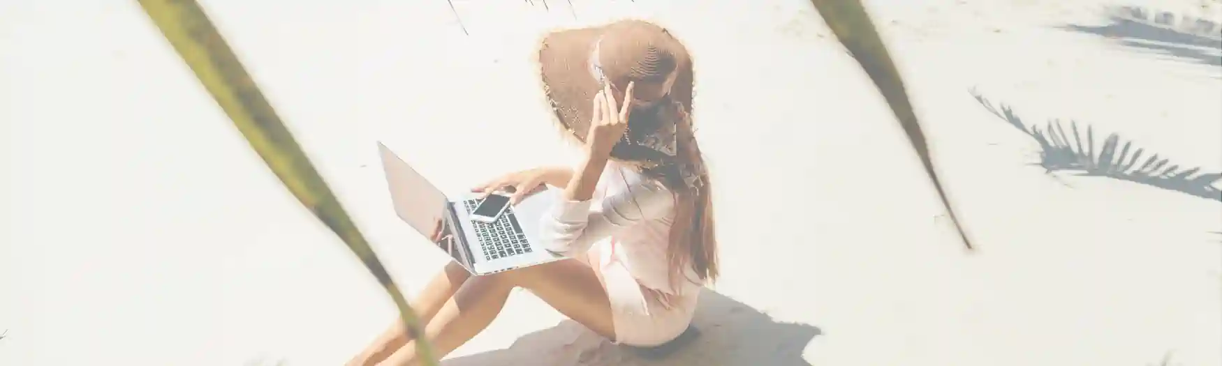 Die 10 Vorteile von PLR-Produkten für deine finanzielle Freiheit, z. B. am Strand von Spanien sitzen und arbeiten