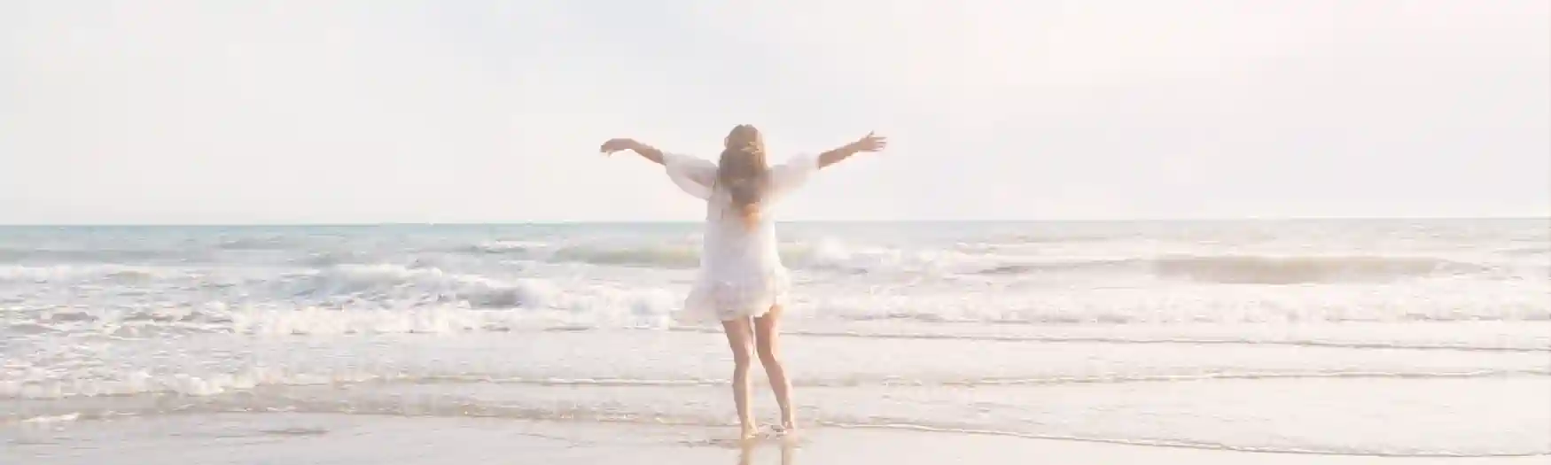 Auswandern nach Spanien - Frau am Strand