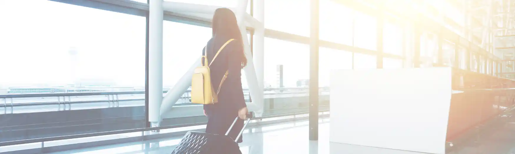 Fragen vor der Auswanderung Krankenversicherung beim Auswandern Frau am Flughafen