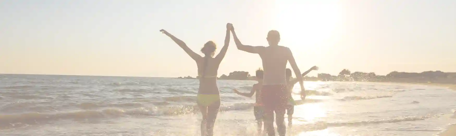 Fragen vor der Auswanderung mit der Familie am Strand