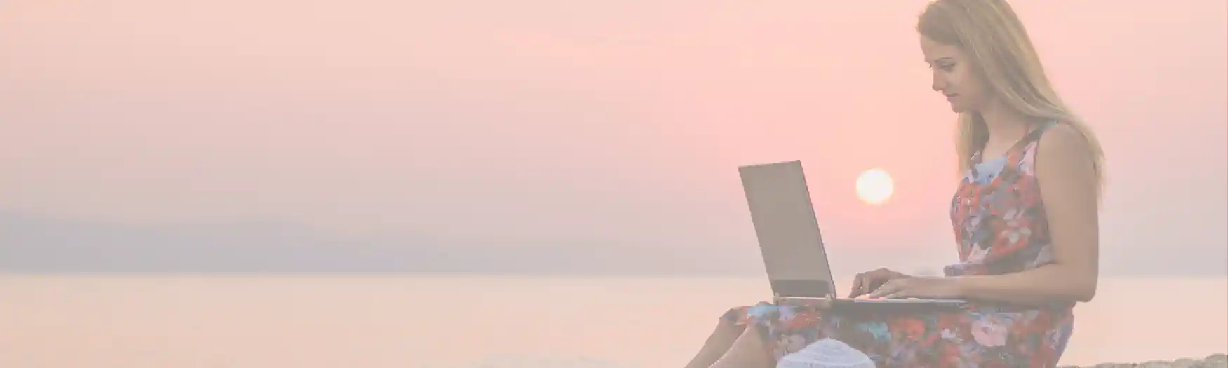 PLR Produkte 2025 Frau am Strand von Barcelona