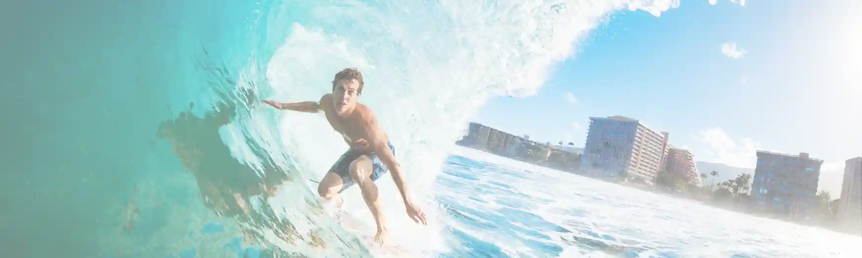 PLR Produkte - Vorteile - Surfer am Strand von Spanien