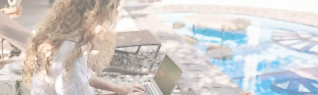 Online Business zum Auswandern - Frau am Laptop am Pool