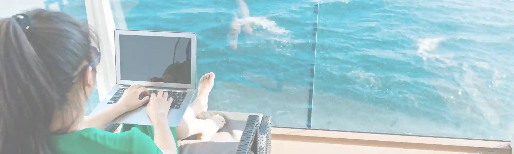 Online Business zum Auswandern - Frau mit Laptop auf dem Schiff