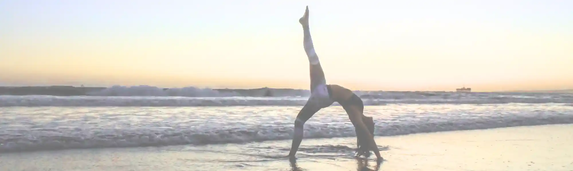 PLR Business für Solopreneure - Frau ist flexibel und macht Yoga am Strand