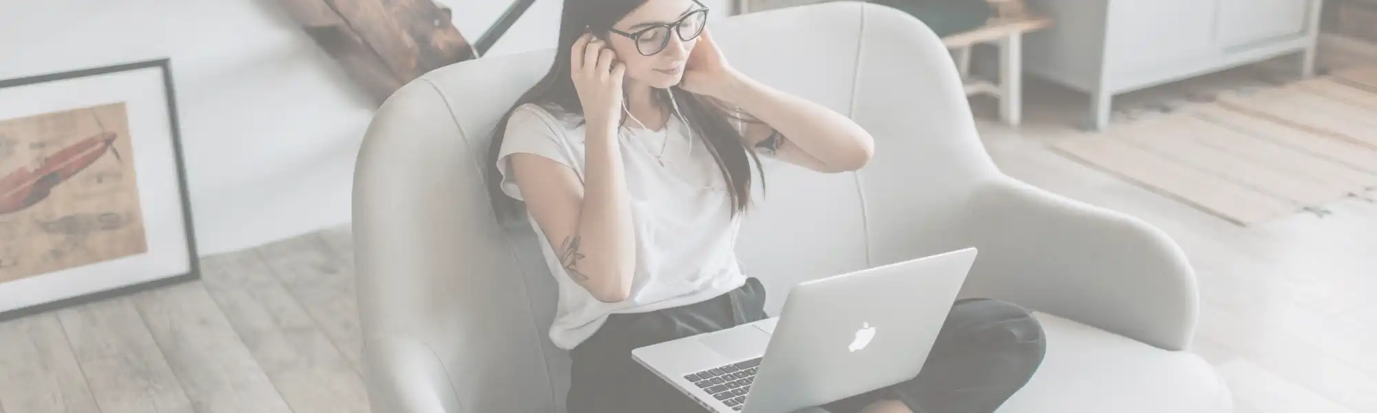 PLR Business für Solopreneure - Frau mit Laptop auf dem Sofa